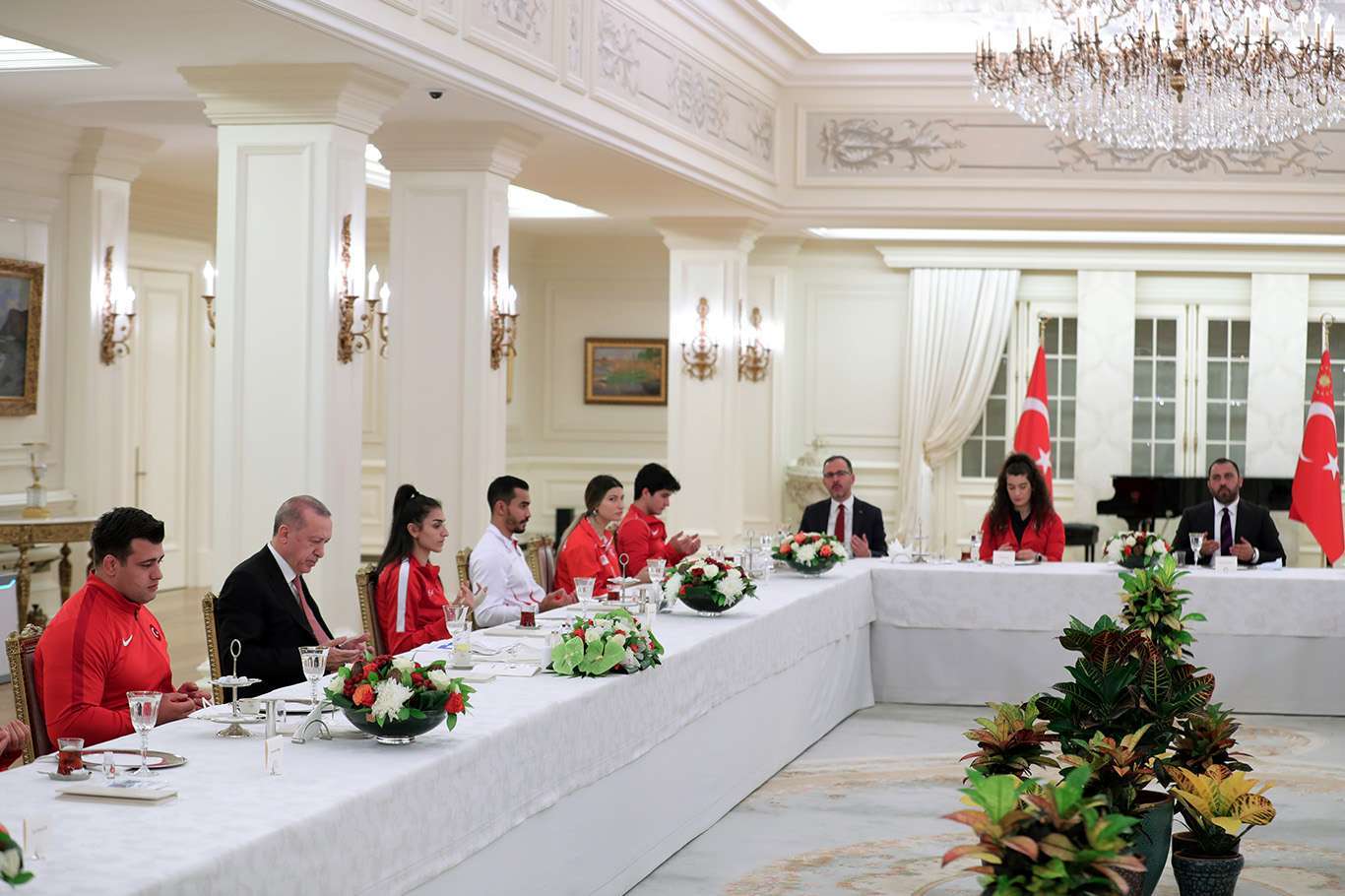 Erdoğan shares iftar with national athletes